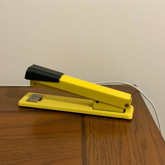 Mid Century Pale YELLOW SWINGLINE STAPLER Model 401, Vintage Stapler - Picture 7 of 9